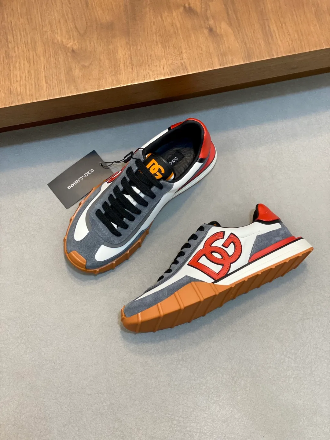 💰800 Dolce&Gabbana/Dolce & Gabbana men’s new casual sports shoes This sneaker is made of multiple materials. The nylon fabric upper is integrated with glossy leather, suede leather and rubber elements, and is decorated with reflective details. It has a silk-screen logo and a dual design of thick round and flat laces. It has a square toe, rubber foam midsole and gear pattern rubber composite sole decorated with the iconic "DG" logo. The shoe body is decorated with three-dimensional labels with the brand logo in many places. The style is fashionable and elegant, and the unique design is presented in a dazzling and modern new language. The fabric towel lining is paired with logo cowhide feet for a stylish and stylish look! Comes with a full set of packaging! Size: 39-40-41-42-43-44 leather shoe size (38/45 can be customized but does not support returns)